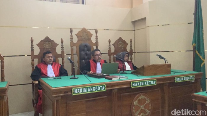 Hakim Oloan membacakan pertimbangan putusan AKBP Achiruddin