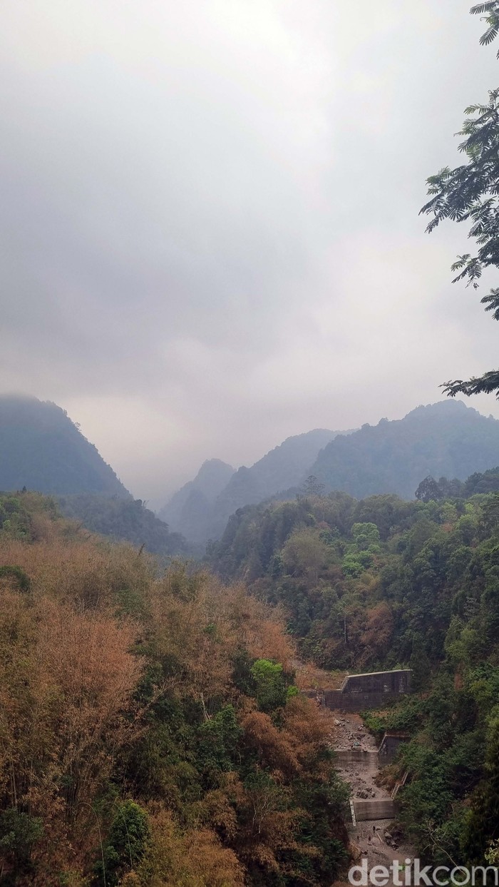 Nawang Jagad di kawasan Kaliurang, Jogyakarta menawarkan spot untuk menikmati panorama Gunung Merapi. Yuk kita healing sejenak.