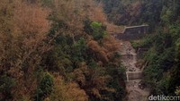 Untuk sampai ke sini, traveler harus menempuh perjalanan kurang lebih 1 jam dari pusat kota Yogyakarta. Sampai di gerbangnya akan ada tempat parkir, lalu berjalan sedikit menanjak untuk mencapai pos pembelian tiket.  