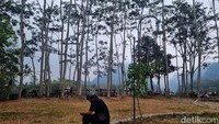 Tiket masuk di sini harganya Rp 15 ribu yang sudah termasuk voucher untuk ditukarkan dengan minuman yang ada di warung kecil dekat pos pembelian tiket tadi. Selain minuman di sini juga ada makanan-makanan ringan dan makanan cepat saji untuk dinikmati selama di Nawang Jagad.  