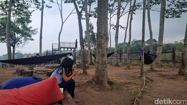 Nawang Jagad di kawasan Kaliurang, Jogyakarta menawarkan spot untuk menikmati panorama Gunung Merapi. Yuk kita healing sejenak.