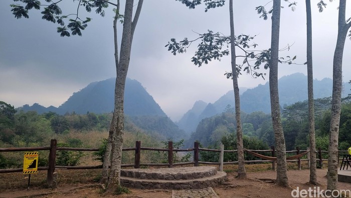Nawang Jagad di kawasan Kaliurang, Jogyakarta menawarkan spot untuk menikmati panorama Gunung Merapi. Yuk kita healing sejenak.