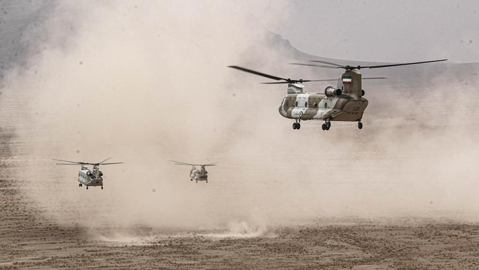 Iran Gelar Latihan Militer Besar-besaran Saat Konflik Israel-Hamas Memanas Tanks take part in a military exercise in Isfahan, Iran, October 28, 2023. Iranian Army/WANA (West Asia News Agency)/Handout via REUTERS ATTENTION EDITORS - THIS IMAGE HAS BEEN SUPPLIED BY A THIRD PARTY