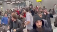 Tak lama setelah video-video itu muncul, otoritas penerbangan Rusia, Rossavitsia, mengumumkan penutupan bandara di Dagestan untuk penerbangan kedatangan dan keberangkatan. Disebutkan juga bahwa pasukan keamanan Rusia telah dikerahkan untuk menjaga area bandara tersebut. Video Obtained by Reuters/via REUTERS.  