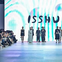 Founder ISSHU Rheza Paleva dan Co Founder ISSHU Billy Saputra bersama para model yang mengenakan ISSHU pada Jakarta Fashion Week.  