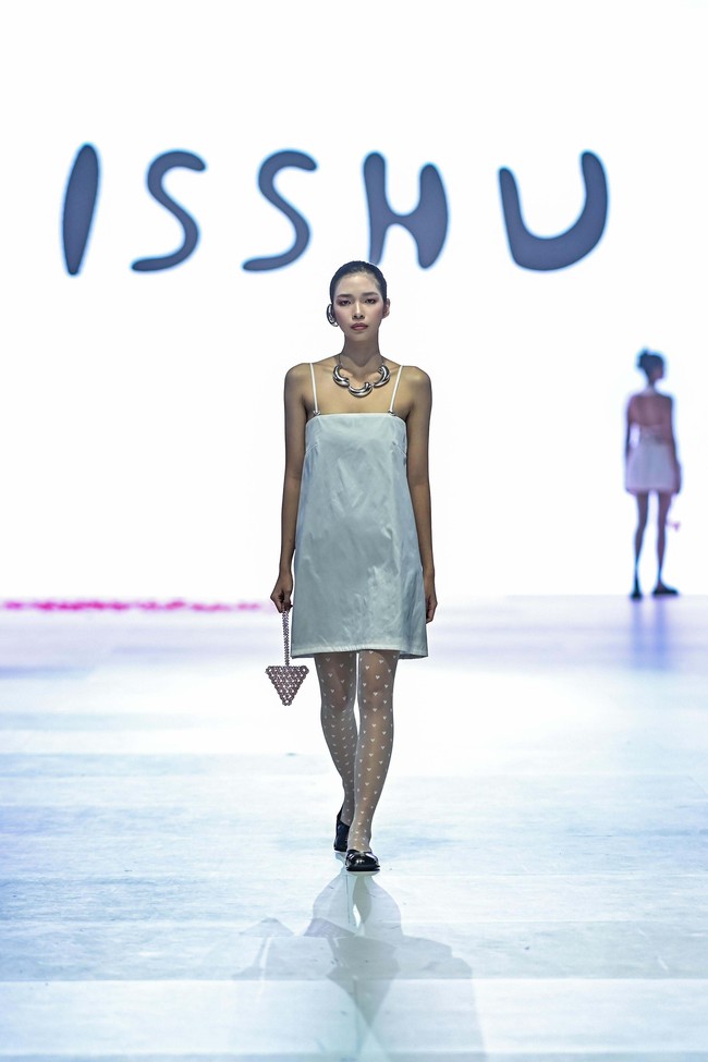 Pada ajang tersebut, ISSHU menampilkan reversible cropped jacket, midi skirt, dan tako tanktop serta aksesoris seperti kalung yang bisa dialihfungsikan sebagai belt atau ikat pinggang pada midi skirt, dan anting yang bisa digunakan sebagai bros pada cropped jacket.  