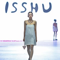 Pada ajang tersebut, ISSHU menampilkan reversible cropped jacket, midi skirt, dan tako tanktop serta aksesoris seperti kalung yang bisa dialihfungsikan sebagai belt atau ikat pinggang pada midi skirt, dan anting yang bisa digunakan sebagai bros pada cropped jacket.  