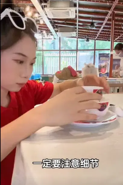 Jadi Pelayan Resto Sehari, Wanita Ini Bilang Kelelahan Hampir Tak Bisa Gerak