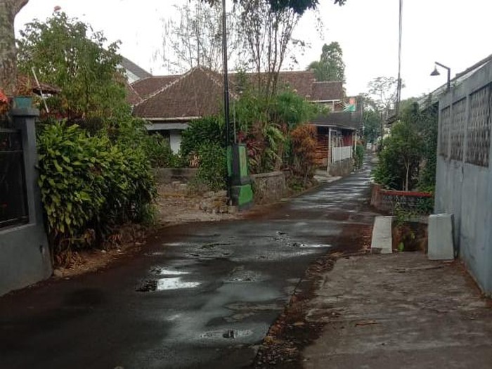 Jalan aspal tampak masih basah seusai hujan di Degolan, Ngemplak, Sleman, Senin (30/10/2023) siang.