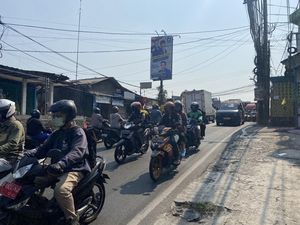 Anies Janji Perbaiki Jalan Sawangan, Warga: Jalan Tak Rusak, Tapi Sempit
