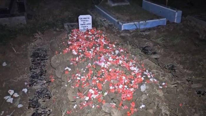 Jasad bapak dan anak yang tewas membusuk di rumah di Koja, Jakut, dimakamkan dalam satu liang lahad di TPU Semper.