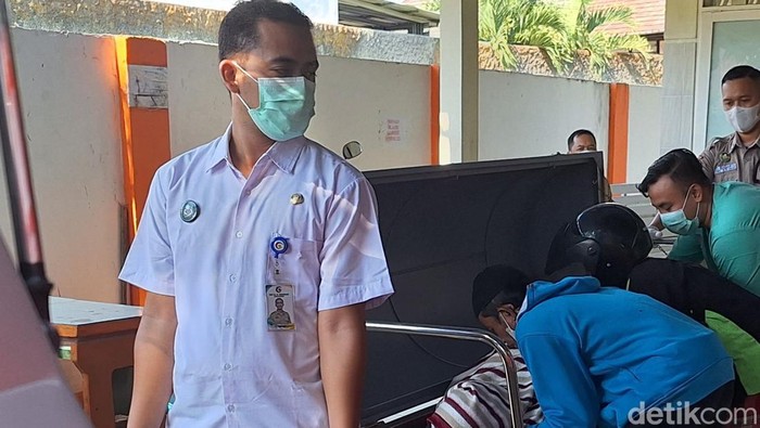 Jenazah nenek yang tewas terbakar di dalam rumahnya dievakuasi ke Instalasi Pemulasaraan Jenazah RSUD dr Koenadi untuk dilakukan autopsi