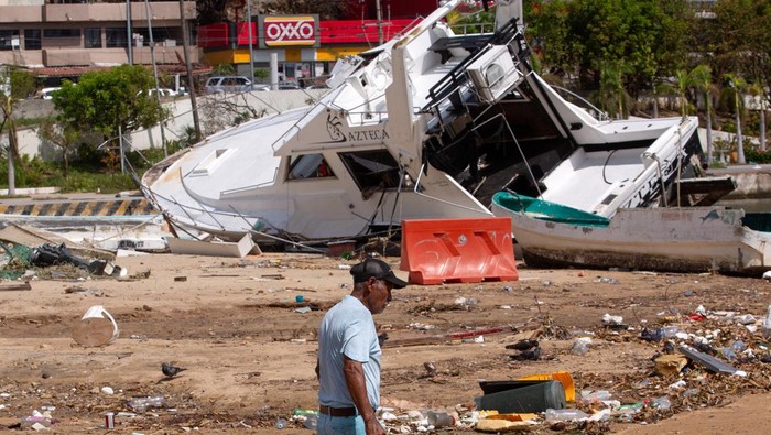 Kapal-kapal di Meksiko Terdampar Usai Terseret Badai Otis Damaged boats are seen at the Caleta beach in the aftermath of Hurricane Otis, in Acapulco, Mexico, October 29, 2023. REUTERS/Quetzalli Nicte-Ha