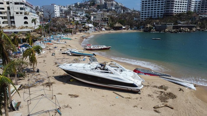 Kapal-kapal di Meksiko Terdampar Usai Terseret Badai Otis Damaged boats are seen at the Caleta beach in the aftermath of Hurricane Otis, in Acapulco, Mexico, October 29, 2023. REUTERS/Quetzalli Nicte-Ha