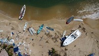 Dilansir AFP, Jumat (27/10), Otis menabrak Acapulco dengan kecepatan angin 165 mil (270 kilometer) per jam. Badai Otis ini termasuk kategori 5 dengan skala tertinggi. (REUTERS/Quetzalli Nicte-Ha)  