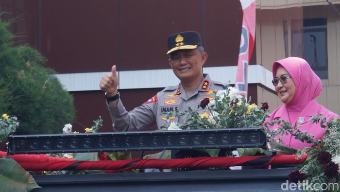 Kapolda Jatim Irjen Imam Sugianto usai mengikuti Sertijab di Markas Polda Jatim, Surabaya.