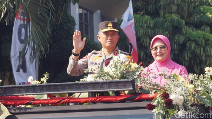 Kapolda Jatim Irjen Imam Sugianto usai mengikuti Sertijab di Markas Polda Jatim, Surabaya.