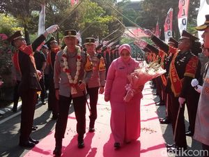 Tradisi Pedang Pora Sambut Kedatangan Kapolda Jatim Irjen Imam Sugianto