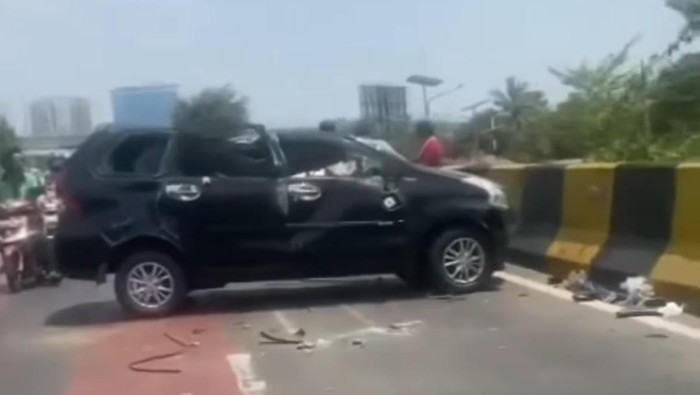 Kecelakaan melibatkan 2 mobil dan 1 motor di Jalan Raya Jambore, Cibubur, Jaktim, mengakibatkan dua orang terluka pada Minggu (29/10/2023) kemarin.