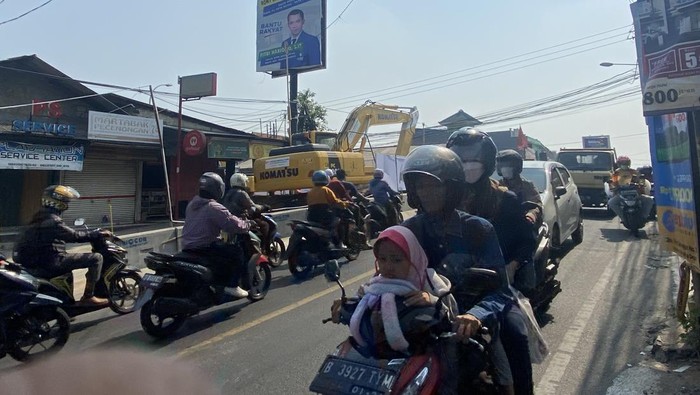 Kemacetan di kawasan Mampang, Depok, pada Senin (30/10/2023) pagi (Devi/detikcom)
