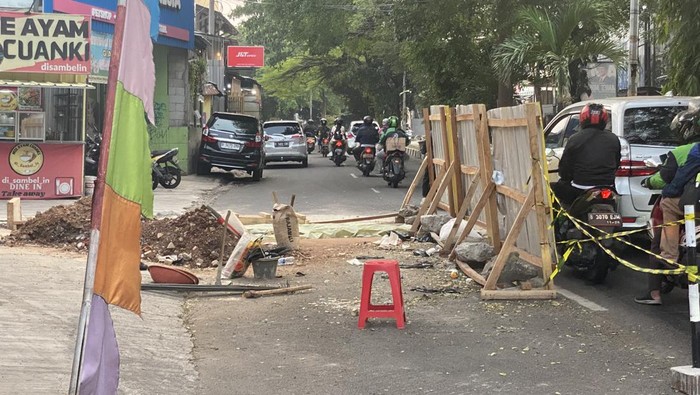 Kemacetan terjadi di Jalan M Yusuf Sukmajaya Depok imbas perbaikan jalan