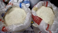 Salah satu pedagang mengaku menjual beras paling murah di angka Rp 12.000/kg dan paling mahal Rp 15.000/kg. 
