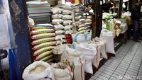Berdasarkan data di Panel Harga Pangan milik Badan Pangan Nasional (Bapanas) per Senin (30/10) pukul 10.21 WIB, rata-rata harga beras medium di Jakarta berkisar di angka Rp 12.800/kg, meningkat Rp 100 dari hari sebelumnya. 