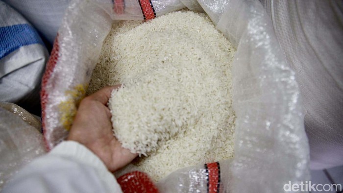 Kemarau Tak Kunjung Usai, Harga Beras Tembus Rp 15.000/Kg Harga beras jenis medium dan premium terpantau naik lagi di pasar kawasan Jakarta Selatan. Salah satu penyebabnya adalah musim kemarau yang tak kunjung usai.