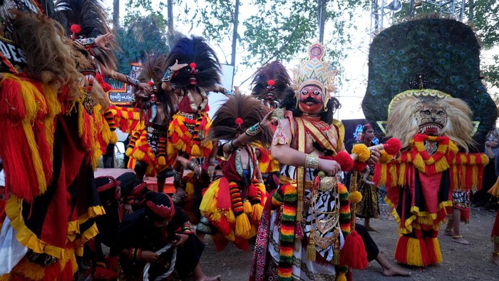 Pawai Lumbung Sungai digelar di aliran Cisadane Ciliwung, Banjir Kanal Timur (BKT). Ribuan masyarakat pun antusias menyaksikan kegiatan penutupan Pekan Kebudayaan Nasional 2023.