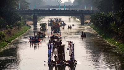 Kemeriahan Pawai Lumbung Sungai di BKT