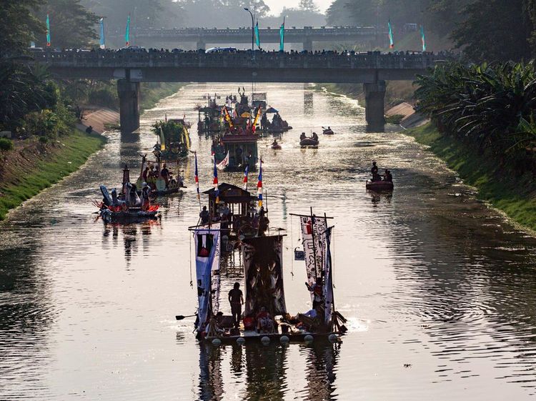 Kemeriahan Pawai Lumbung Sungai di BKT