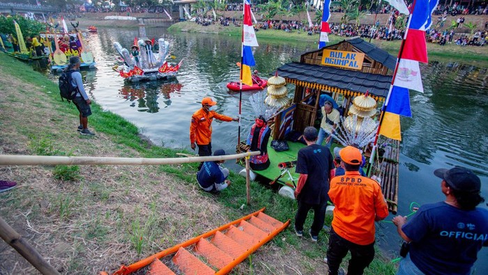 Kemeriahan Pawai Lumbung Sungai di BKT Pawai Lumbung Sungai digelar di aliran Cisadane Ciliwung, Banjir Kanal Timur (BKT). Ribuan masyarakat pun antusias menyaksikan kegiatan penutupan Pekan Kebudayaan Nasional 2023.