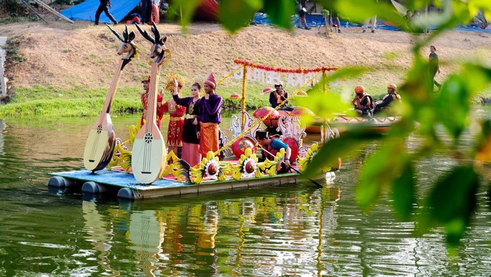 Pawai Lumbung Sungai digelar di aliran Cisadane Ciliwung, Banjir Kanal Timur (BKT). Ribuan masyarakat pun antusias menyaksikan kegiatan penutupan Pekan Kebudayaan Nasional 2023.