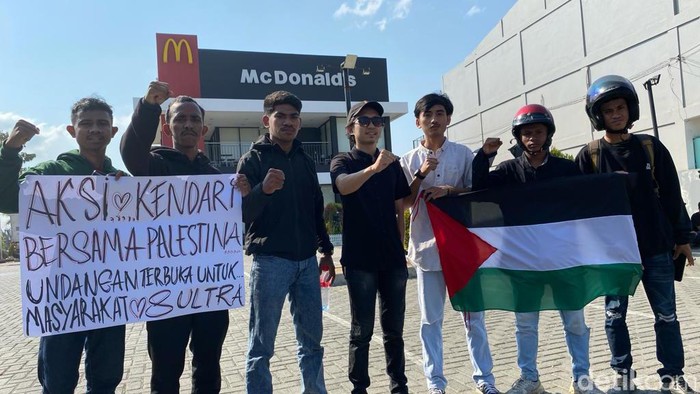 Forum Pemuda Musim Bela Palestina di Sulawesi Tenggara (Sultra) berunjuk rasa di depan gerai McDonalds Kendari.