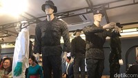 Di tengah ruangan museum ini juga ditampilkan seragam yang kerap dikenakan petugas BNN dalam operasi pemberantas narkotika. Peralatan petugas BNN seperti rompi antipeluru, senjata, hingga replika anjing pelacak turut dipamerkan. (Fitrya Anugrah/detikcom)