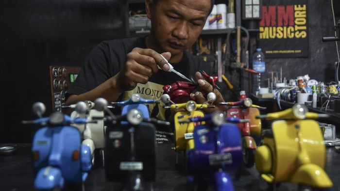 Perajin memproduksi miniatur motor vespa di Rumah Produksi Jhon's di Desa Rancapetir, Kabupaten Ciamis, Jawa Barat, Senin (30/10/2023). Perajin memanfaatkan momentum acara otomotif yang kerap dilaksanakan di Jawa Barat dengan membuat miniatur vespa berbahan limbah pipa paralon atau pvc yang dijadikan cenderamata yang dijual Rp150 ribu hingga Rp250 ribu per buah. ANTARA FOTO/Adeng Bustomi/aww.