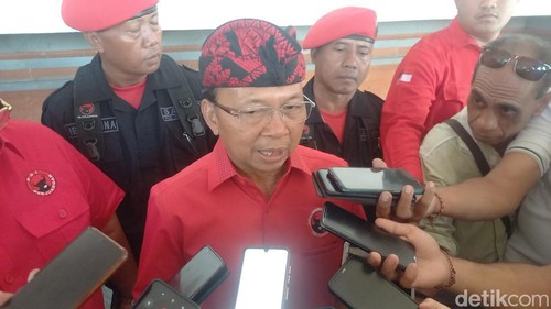 Ketua DPD PDIP Bali Wayan Koster saat ditemui seusai acara konsolidasi PDIP Buleleng, Senin (30/10/2023). (Made Wijaya Kusuma/detikBali)
