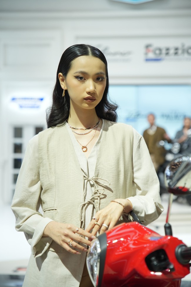 Peragaan mini menyuguhkan inspirasi bergaya dengan aksesori dan pakaian yang tepat saat berkendara. Mulai dari pilihan jaket, helm, dan sarung tangan dengan padanan perhiasan berlian seperti kalung, anting-anting, gelang, dan cincin. (Foto: Dok. Yamaha/The Palace)