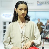 Peragaan mini menyuguhkan inspirasi bergaya dengan aksesori dan pakaian yang tepat saat berkendara. Mulai dari pilihan jaket, helm, dan sarung tangan dengan padanan perhiasan berlian seperti kalung, anting-anting, gelang, dan cincin. (Foto: Dok. Yamaha/The Palace)