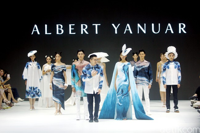 Inilah koleksi busana terbaru karya Albert Yanuar yang ditampilkan di Jakarta Fashion Week 2024, berlangsung di Pondok Indah Mal 3, Senin [23/10/2023]. Foto: Mohammad Abduh/detikcom.