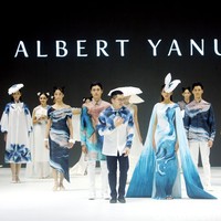 Inilah koleksi busana terbaru karya Albert Yanuar yang ditampilkan di Jakarta Fashion Week 2024, berlangsung di Pondok Indah Mal 3, Senin [23/10/2023]. Foto: Mohammad Abduh/detikcom.