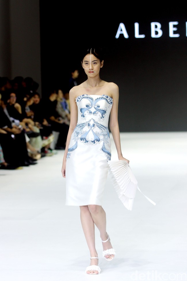 Inilah koleksi busana terbaru karya Albert Yanuar yang ditampilkan di Jakarta Fashion Week 2024, berlangsung di Pondok Indah Mal 3, Senin [23/10/2023]. Foto: Mohammad Abduh/detikcom.