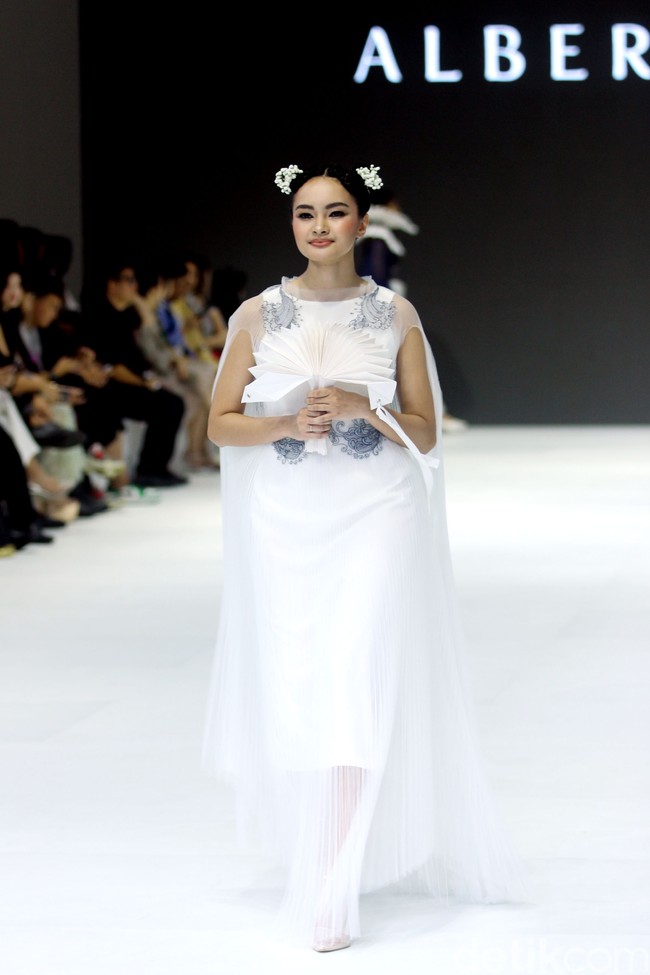 Inilah koleksi busana terbaru karya Albert Yanuar yang ditampilkan di Jakarta Fashion Week 2024, berlangsung di Pondok Indah Mal 3, Senin [23/10/2023]. Foto: Mohammad Abduh/detikcom.