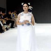 Inilah koleksi busana terbaru karya Albert Yanuar yang ditampilkan di Jakarta Fashion Week 2024, berlangsung di Pondok Indah Mal 3, Senin [23/10/2023]. Foto: Mohammad Abduh/detikcom.