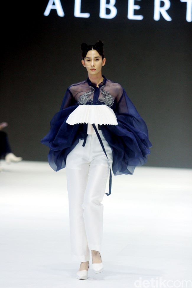 Inilah koleksi busana terbaru karya Albert Yanuar yang ditampilkan di Jakarta Fashion Week 2024, berlangsung di Pondok Indah Mal 3, Senin [23/10/2023]. Foto: Mohammad Abduh/detikcom.