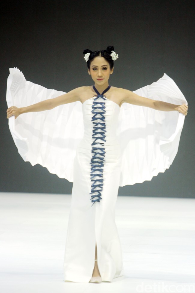 Inilah koleksi busana terbaru karya Albert Yanuar yang ditampilkan di Jakarta Fashion Week 2024, berlangsung di Pondok Indah Mal 3, Senin [23/10/2023]. Foto: Mohammad Abduh/detikcom.