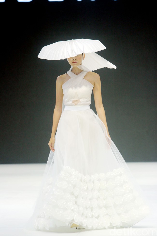 Inilah koleksi busana terbaru karya Albert Yanuar yang ditampilkan di Jakarta Fashion Week 2024, berlangsung di Pondok Indah Mal 3, Senin [23/10/2023]. Foto: Mohammad Abduh/detikcom.