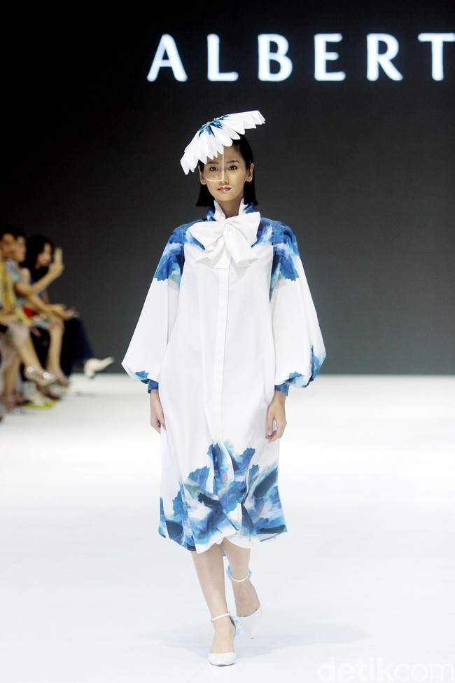 Inilah koleksi busana terbaru karya Albert Yanuar yang ditampilkan di Jakarta Fashion Week 2024, berlangsung di Pondok Indah Mal 3, Senin [23/10/2023]. Foto: Mohammad Abduh/detikcom.