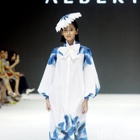 Inilah koleksi busana terbaru karya Albert Yanuar yang ditampilkan di Jakarta Fashion Week 2024, berlangsung di Pondok Indah Mal 3, Senin [23/10/2023]. Foto: Mohammad Abduh/detikcom.