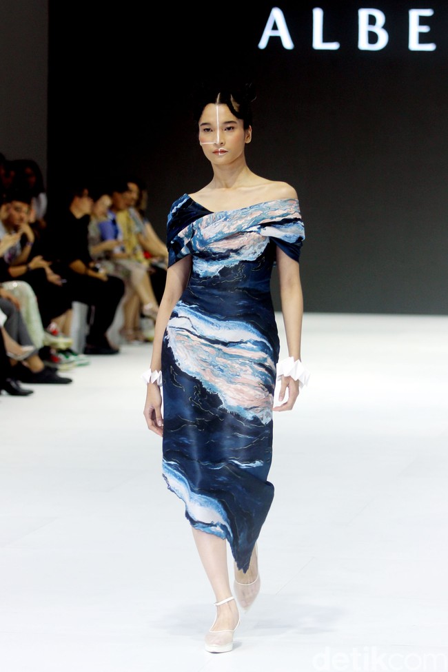 Inilah koleksi busana terbaru karya Albert Yanuar yang ditampilkan di Jakarta Fashion Week 2024, berlangsung di Pondok Indah Mal 3, Senin [23/10/2023]. Foto: Mohammad Abduh/detikcom.